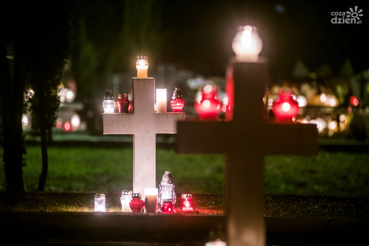 Cmentarz komunalny na Firleju nocą (zdjęcia)