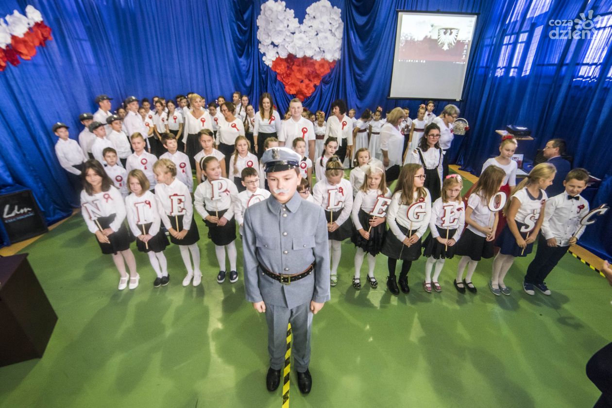 Uroczystość z okazji 100. rocznicy odzyskania niepodległości przez Polskę w PSP 32 