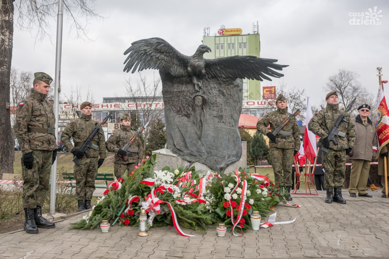 Przedstawiciele władz złożyli kwiaty pod pomnikiem Żołnierzy Wyklętych