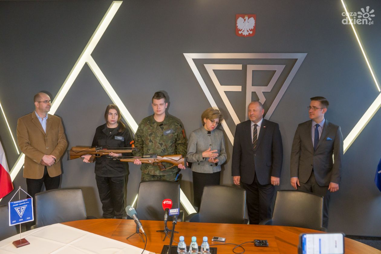 Fabryka Broni przekazała dwa karabinki pneumatyczne FB Eagle dla Szkół ZDZ im. 72 Pułku Piechoty w Radomiu