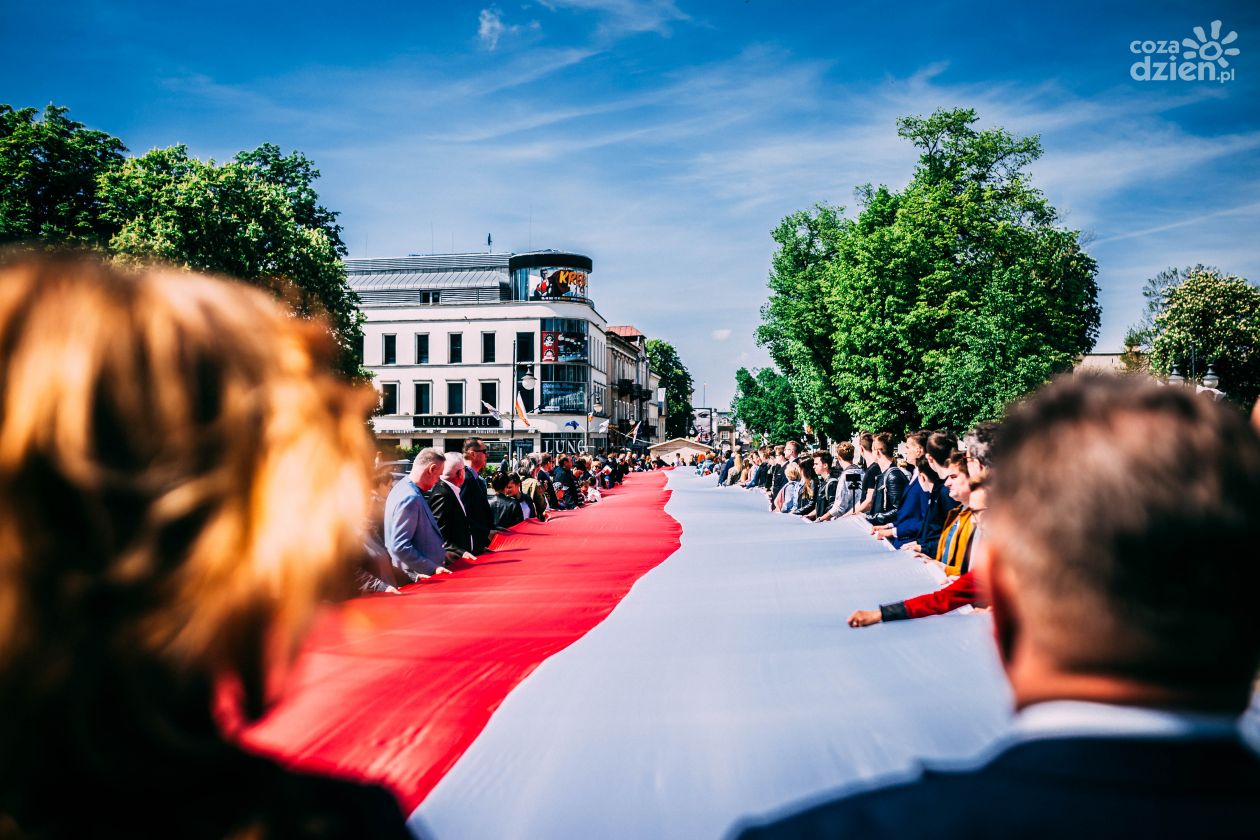 Najdłuższa flaga w historii miasta z okazji obchodów Dnia Flagi Rzeczypospolitej Polskiej (zdjęcia)