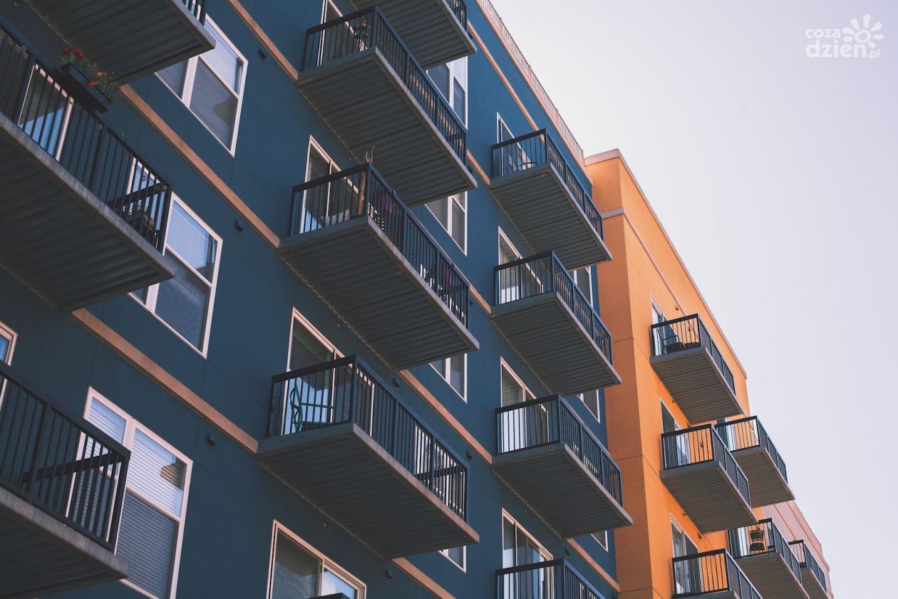 Przetargi mieszkaniowe – jak tanio kupić nieruchomość?