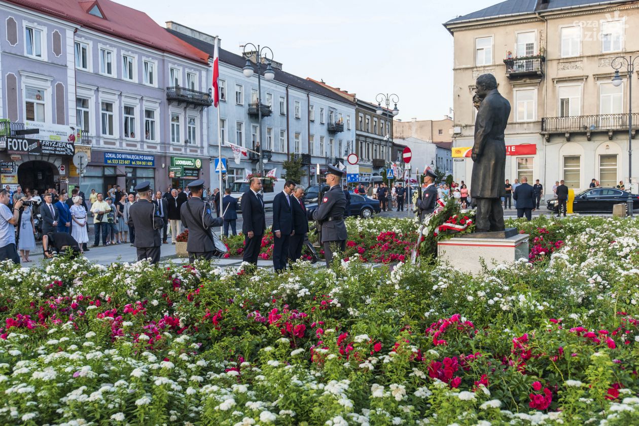 Mateusz Morawiecki złożył kwiaty pod pomnikiem Lecha i Marii Kaczyńskich (zdjęcia)