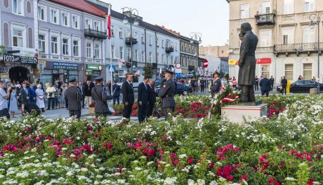 Mateusz Morawiecki złożył kwiaty pod pomnikiem Lecha i Marii Kaczyńskich (zdjęcia)