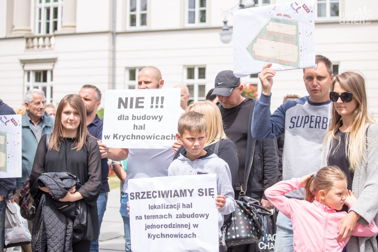 Protest mieszkańców przeciwko budowie hal w Krychnowicach