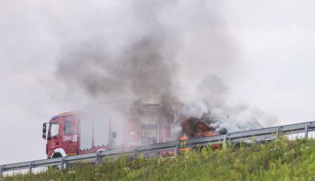 Pożar samochodu na trasie S7 na wysokości Mleczkowa (zdjęcia)