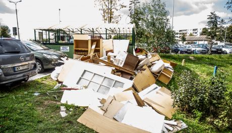 Wysypisko poremontowych śmieci przy ulicy Lipskiej (zdjęcia)