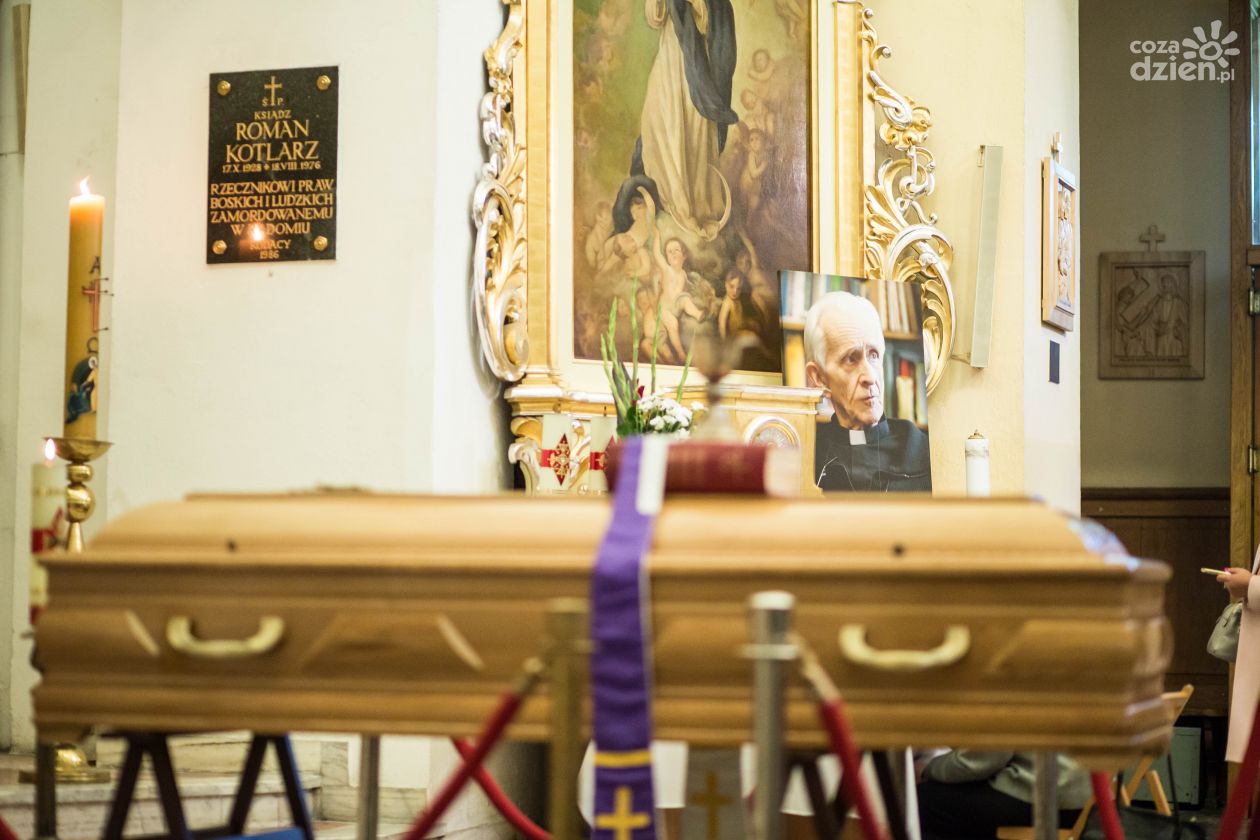 Wystawienie trumny z ciałem o. Huberta Czumy w kościele św. Trójcy (zdjęcia)