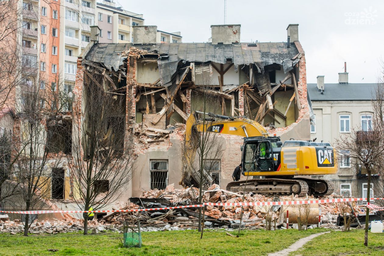 Wyburzanie budynku po WKU (zdjęcia)