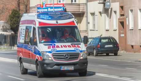 Karetka potrąciła pieszą przed szpitalem w Kozienicach. Policja szuka świadków