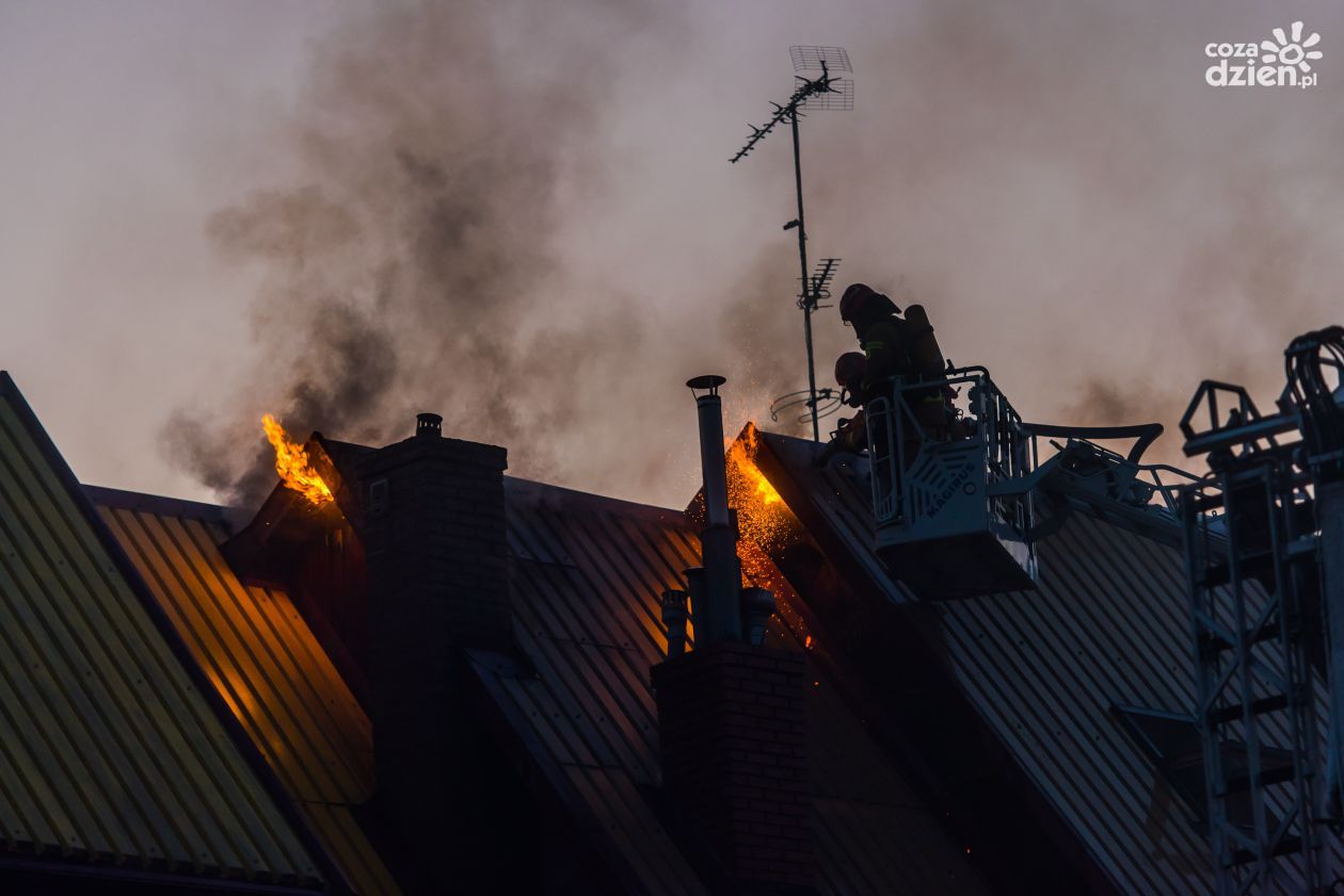 Poważny pożar na Halinowie. Pali się kilka domów.