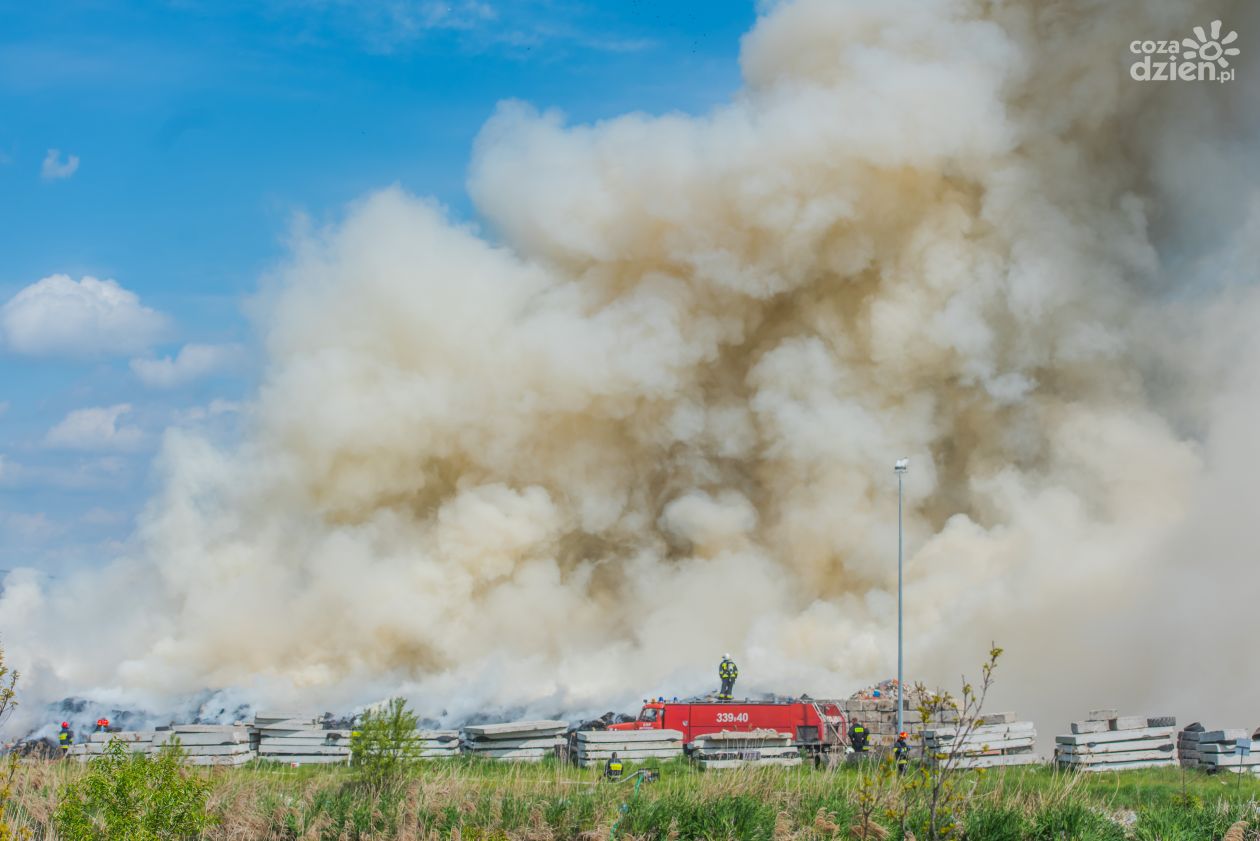Pożar odpadów na terenie Radkomu (zdjęcia)