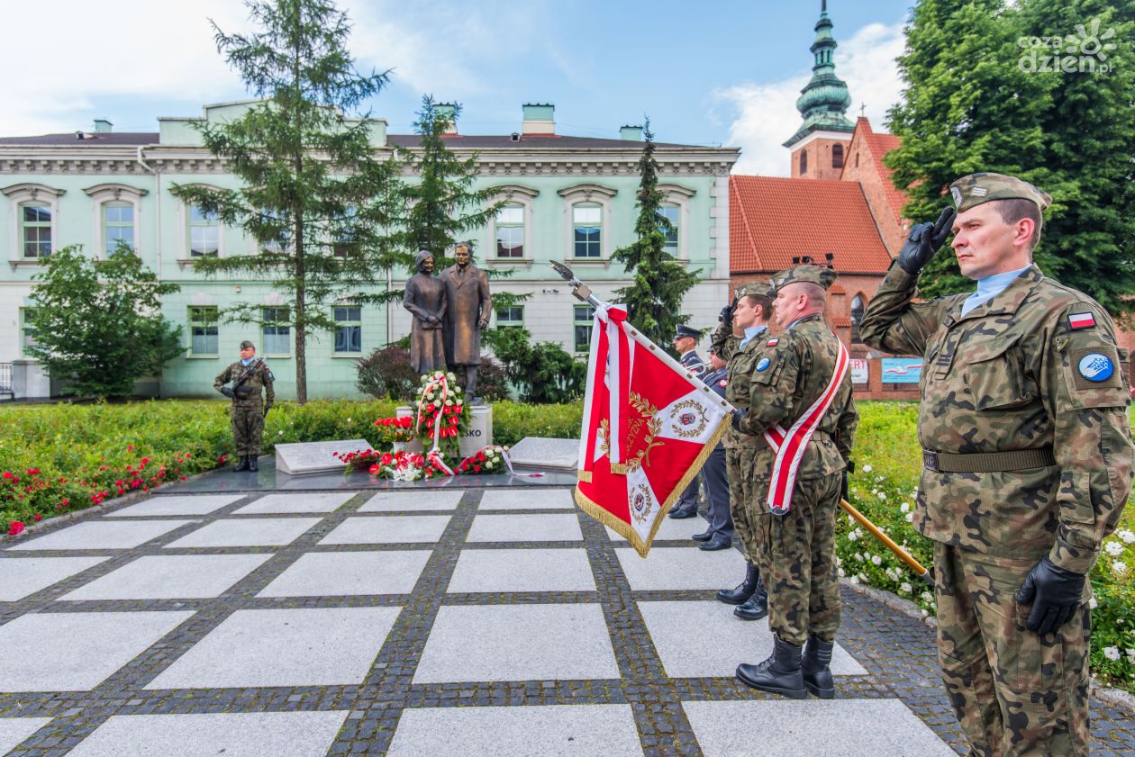 71. rocznica urodzin Lecha Kaczyńskiego - złożenie kwiatów i koncert Roberta Grudnia (zdjęcia)