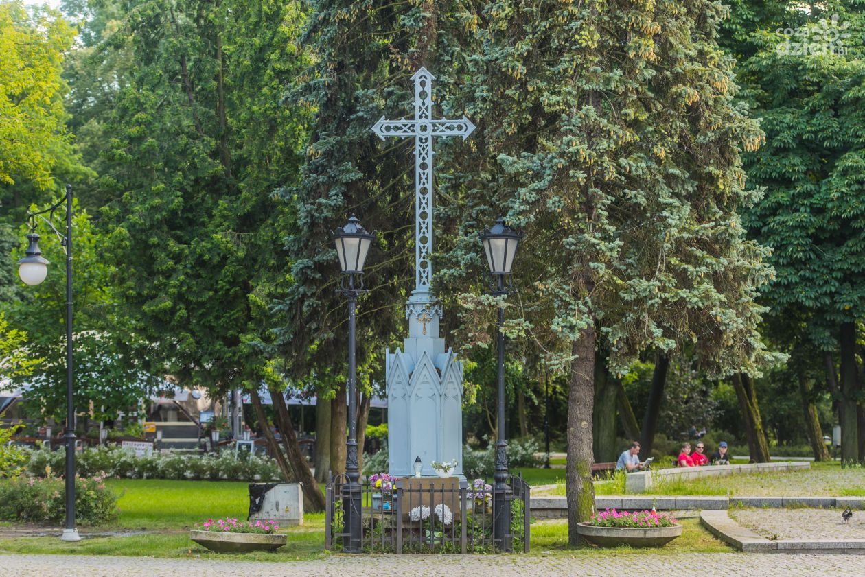 Spacerkiem po mieście: Krzyż w parku im. Tadeusza Kościuszki
