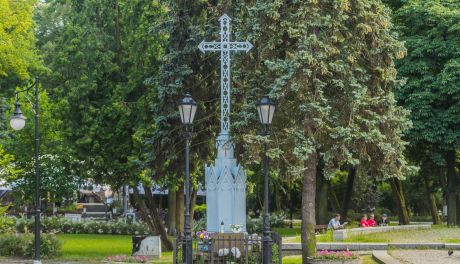 Spacerkiem po mieście: Krzyż w parku Kościuszki