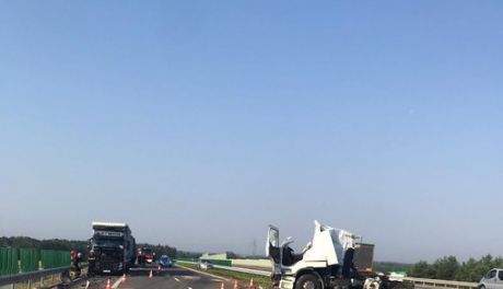 Zderzenie trzech ciężarówek na S7