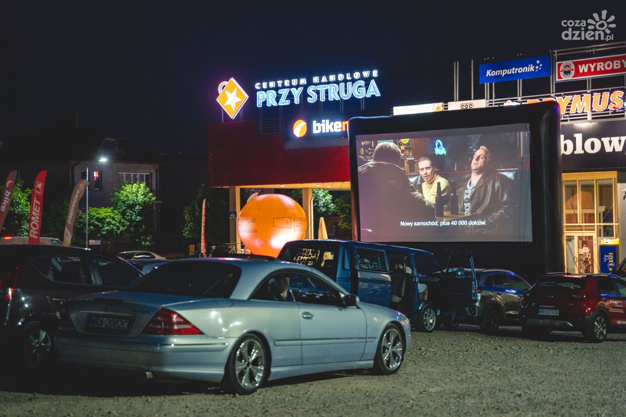 Walentynkowe kino samochodowe w Radomiu