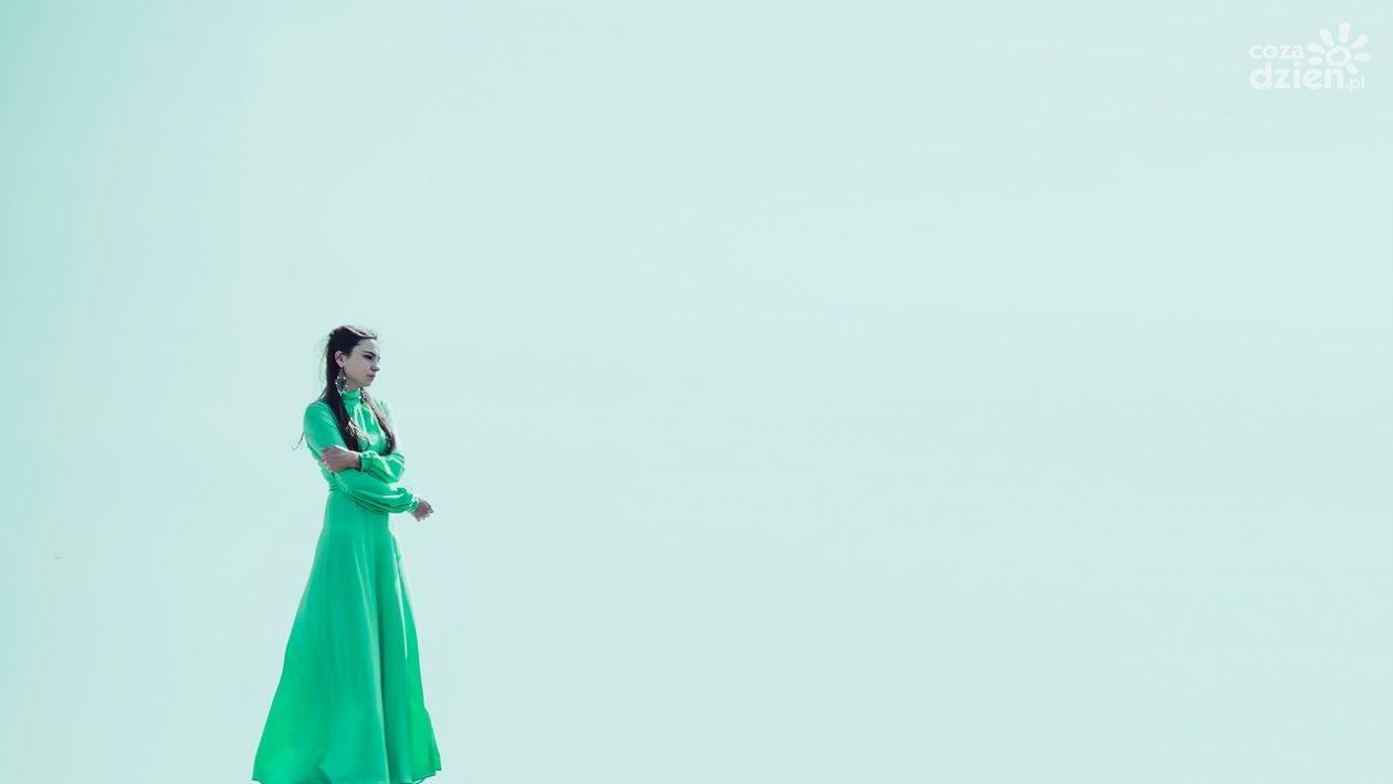 Czy cieliste szpilki pasują do zielonej sukienki?