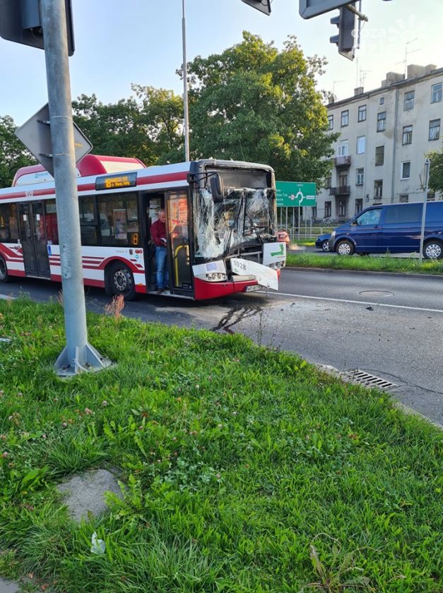 Autobus zderzył się z koparką