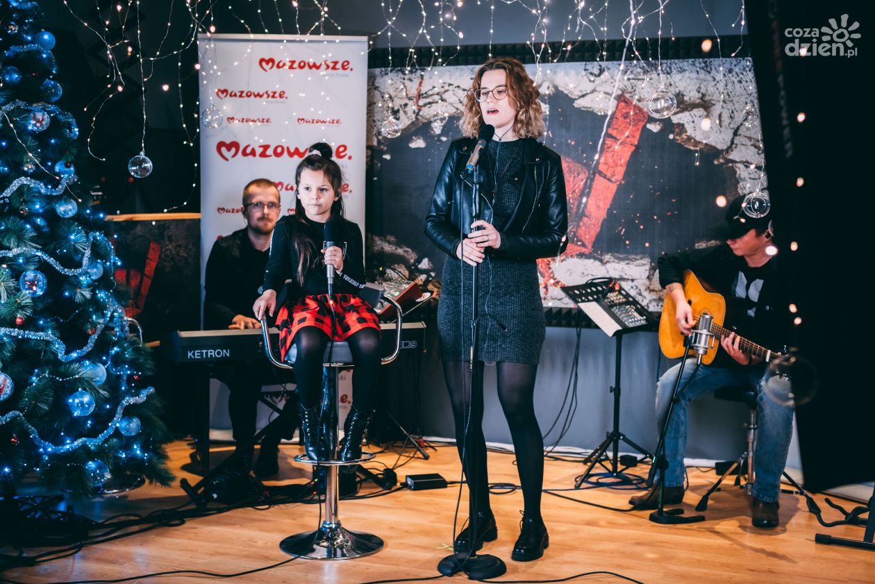 Radomska Szkoła Rocka - realizacja koncertu kolęd i piosenek świątecznych (zdjęcia)
