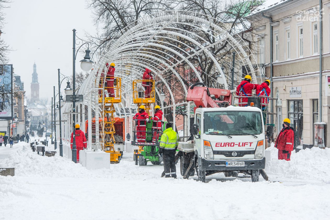 Demontaż tunelu świetlnego na deptaku (zdjęcia)