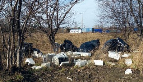 Podrzucone śmieci przy ul. Chorzowskiej