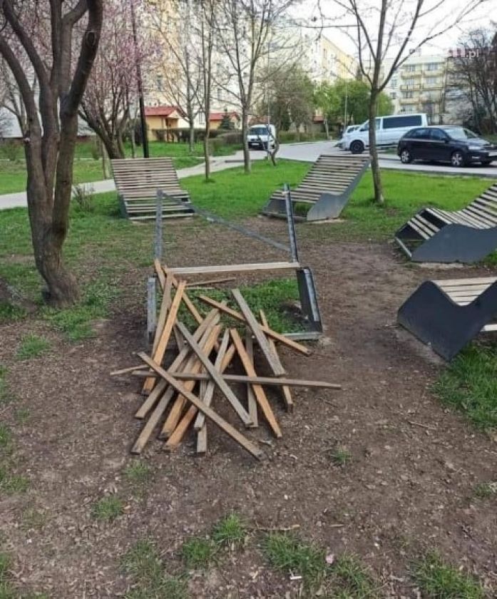 Zniszczyli leżaki w parku na Michałowie 