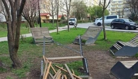 Zniszczyli leżaki w parku na Michałowie 