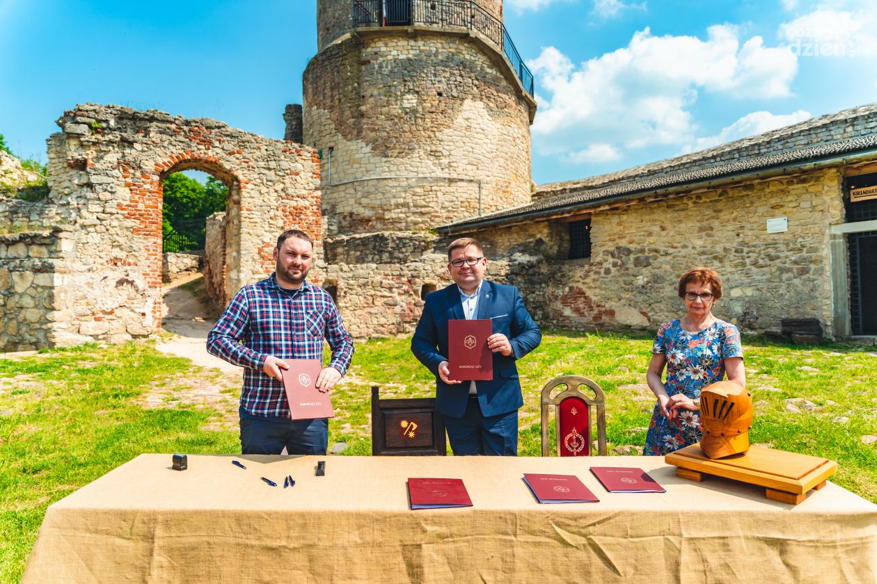 Podpisanie umowy na modernizacje zamku w Iłży (zdjęcia)