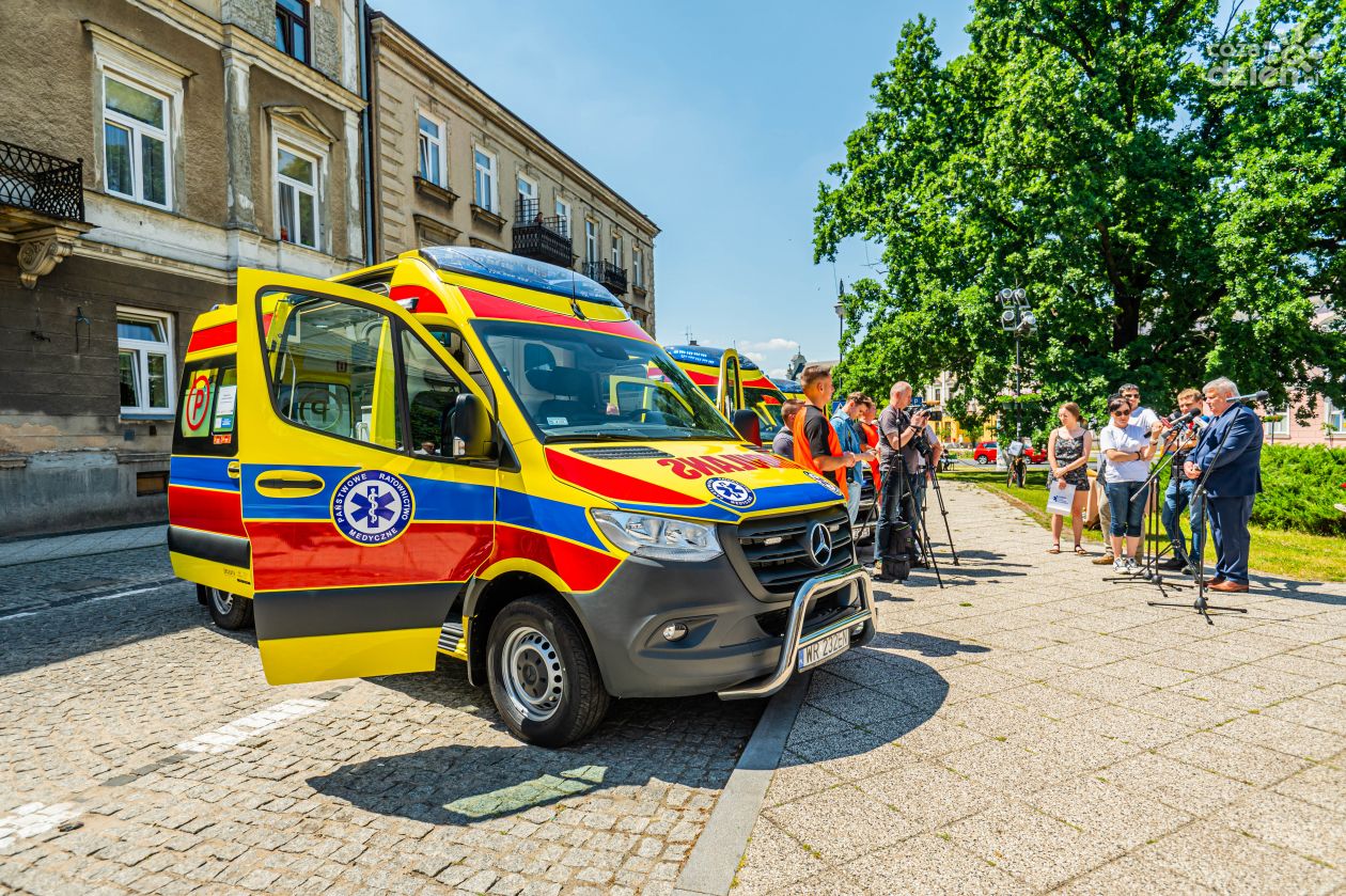 Trzy nowe ambulanse dla radomskiego pogotowia