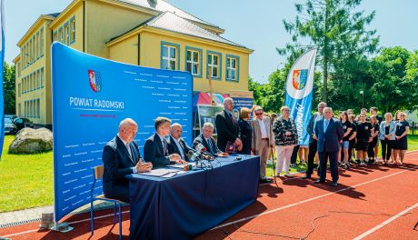 Podpisanie umowy na budowę hali przy LO im. M. Dąbrowskiej w Pionkach (zdjęcia)