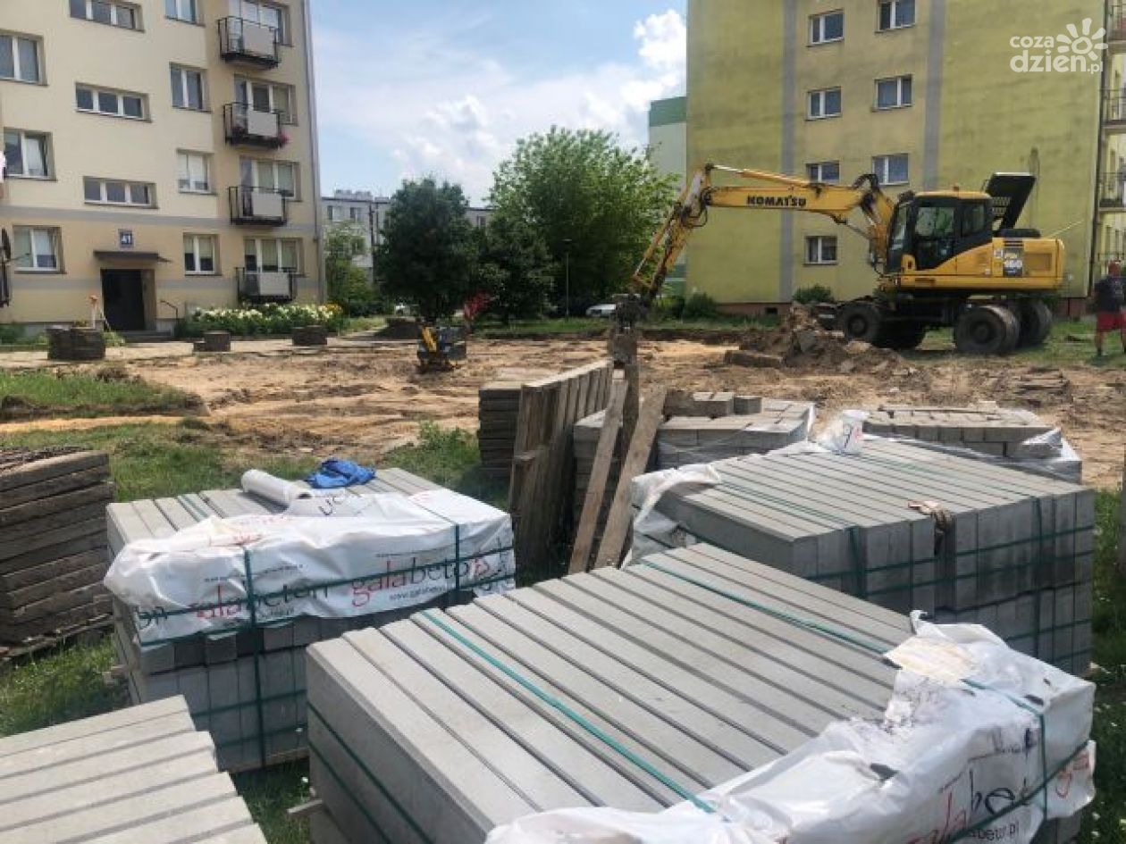 Rozpoczęła się budowa parkingu i chodników przy ulicy Żeromskiego w Białobrzegach