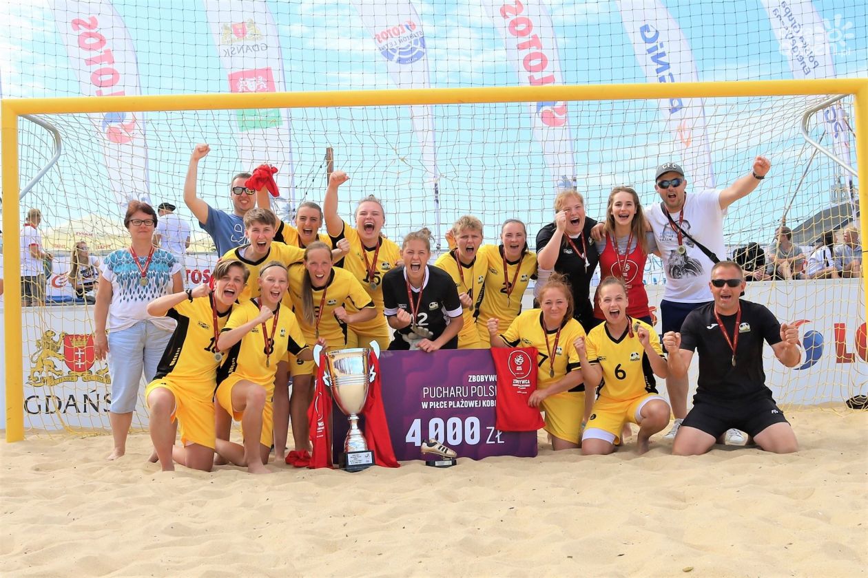 Piłkarki z Radomia z Pucharem Polski i wicemistrzostwem kraju w beach soccerze