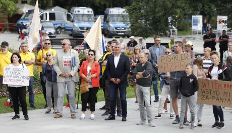 Mieszkańcy Radomia protestowali przeciwko ustawie „lex TVN”. - To kolejny etap niszczenia państwa - tłumaczyli uczestnicy