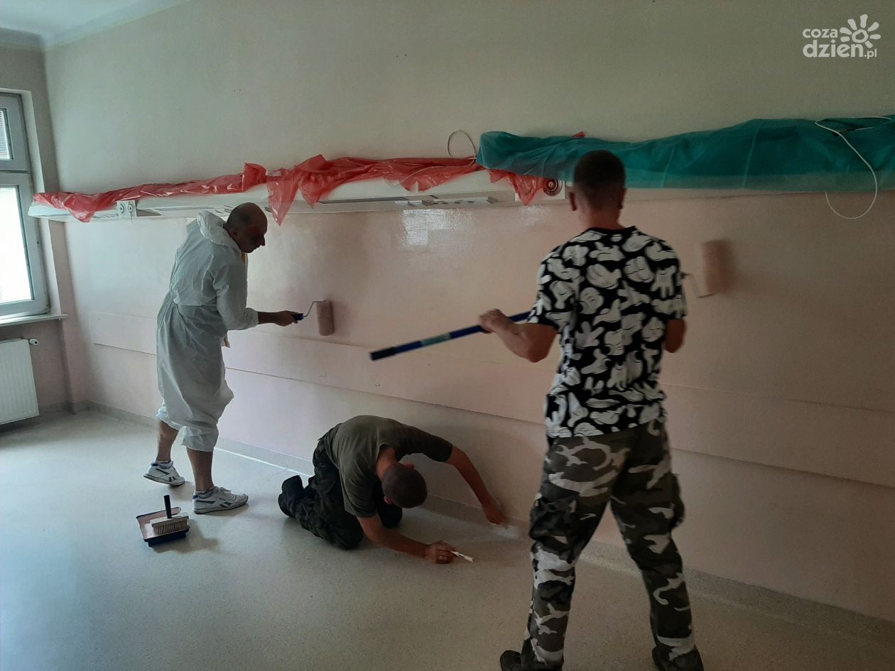 Trwa remont Oddziału Dziecięcego w szpitalu na Tochtermana. Pomagają żołnierze WOT
