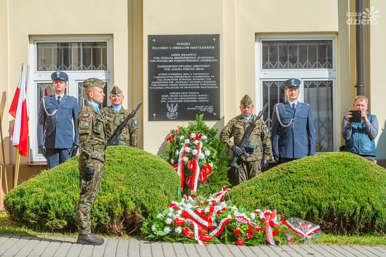 76. rocznica odbicia radomskiego więzienia - składanie kwiatów przy ul. Malczewskiego (zdjęcia)