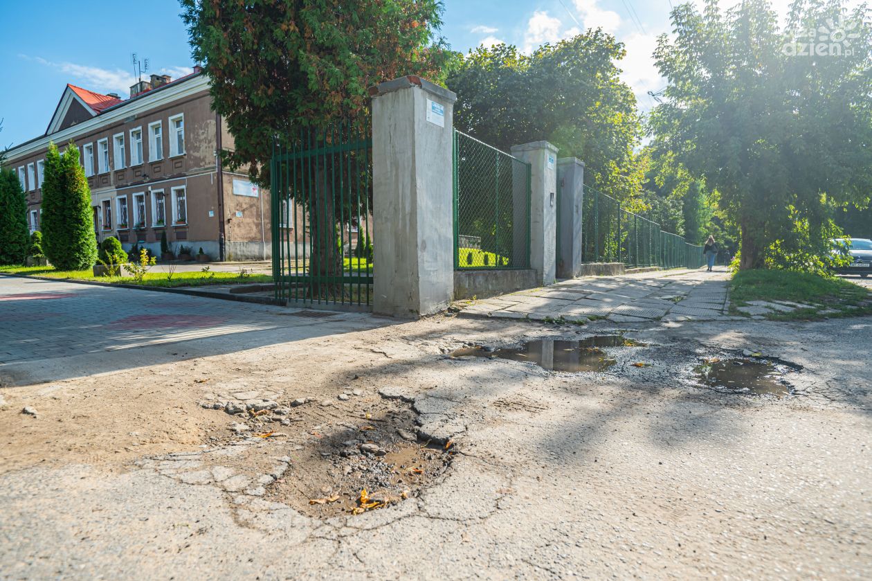 Zły stan chodnika przy ul. Chałubińskiego (zdjęcia)