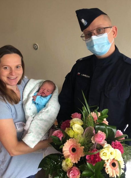 Kobieta zaczęła rodzić pod szpitalem w Kozienicach, poród odebrał policjant