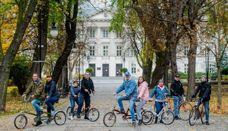 Sprężyści i ukraińska młodzież na wycieczce tandemami po Radomiu