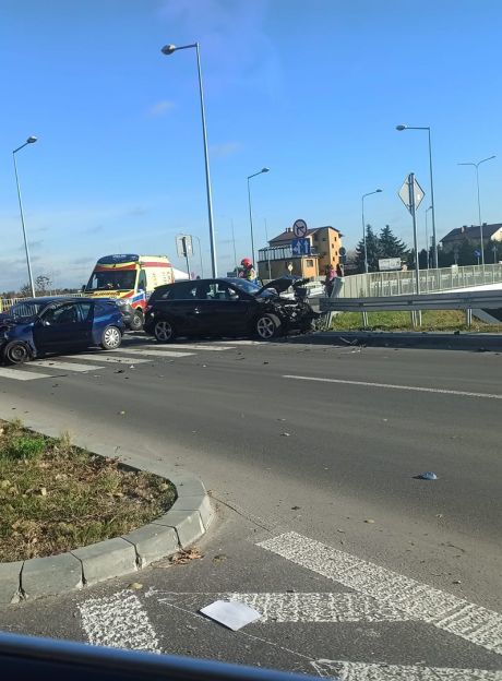Zderzenie dwóch aut na wiadukcie przy ul. Lubelskiej w Radomiu