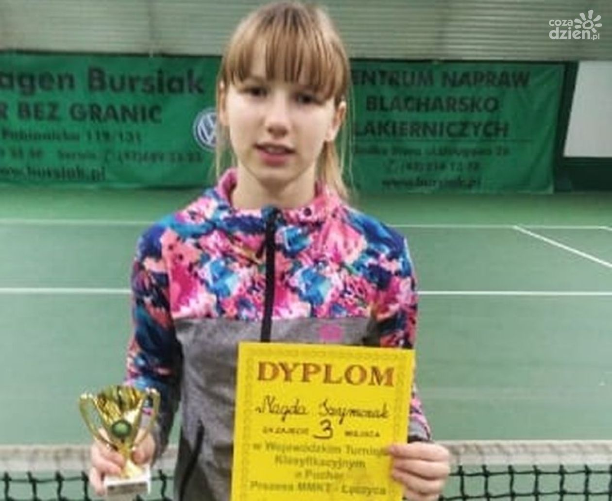 Magda Szymczak z Mastersa Radom z medalami tenisowego turnieju w Pabianicach