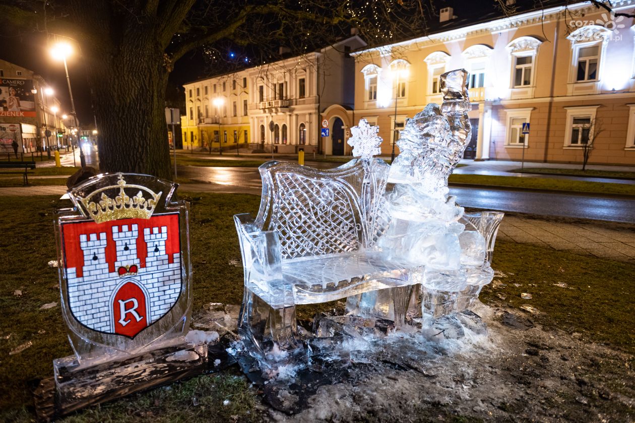 Pokaz rzeźbienia w lodzie figury  św. Mikołaja i tronu (zdjęcia)