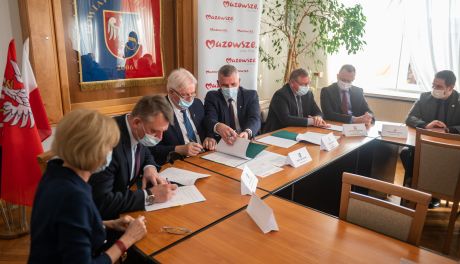 Podpisanie umowy na przebudowę drogi powiatowej Zwoleń - Kazanów (zdjęcia) 