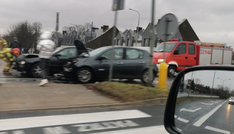 Zderzenie renault i audi na skrzyżowaniu ulic Maratońska/Dębowa