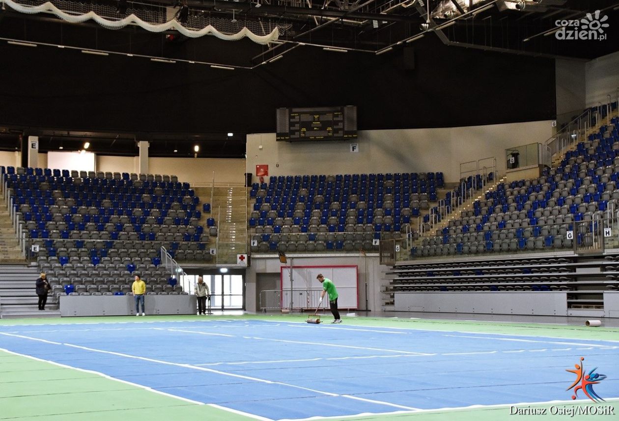 Trwa układanie kortu tenisowego w hali Radomskiego Centrum Sportu [ZDJĘCIA]