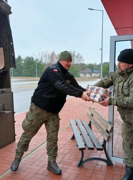 Żołnierze MBOT pomagają w transportowaniu żywności