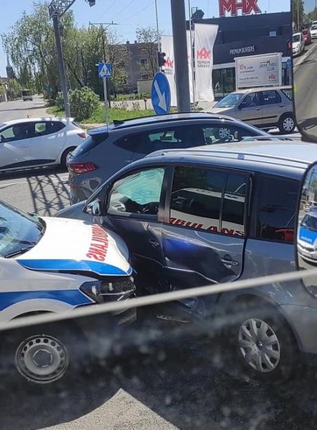 Zderzenie dwóch aut na skrzyżowaniu Grzecznarowskiego z Białą