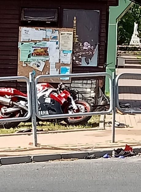 Głowaczów. Motocyklista uderzył w drewniany kiosk