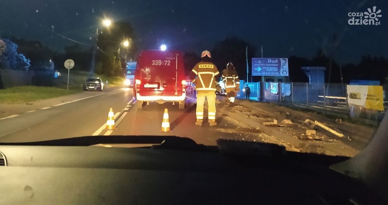 Wypadek na DK9 w Iłży. Kierowca wjechał do rowu
