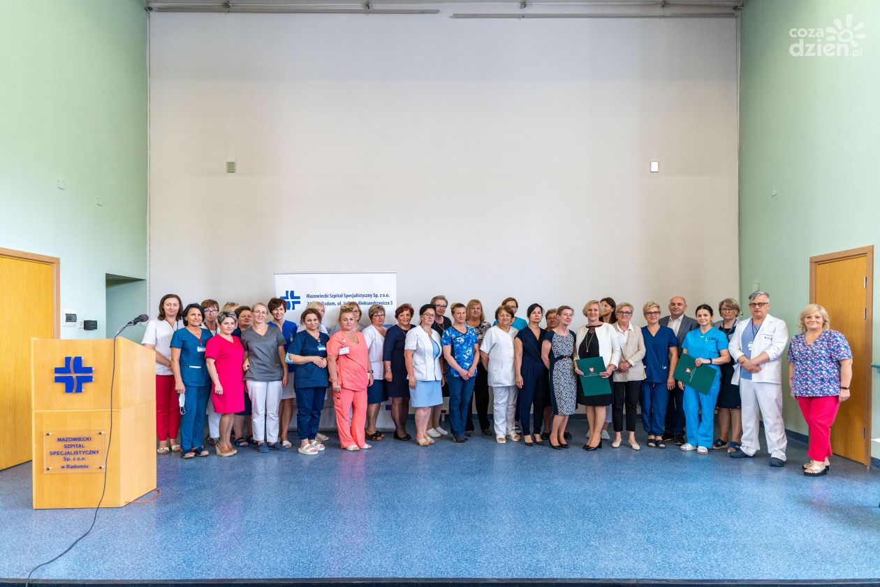 Wręczenie dyplomów uznania za długoletnią pracę pielęgniarkom i położnym (zdjęcia)